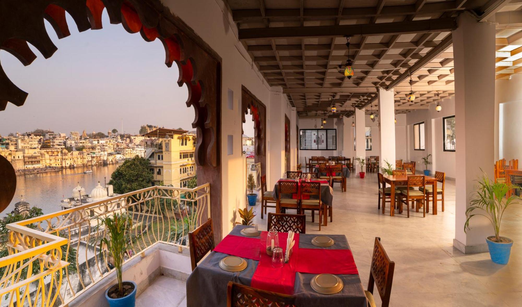 Dera Pichola- A Lake Facing Boutique Hotel Удайпур Екстер'єр фото