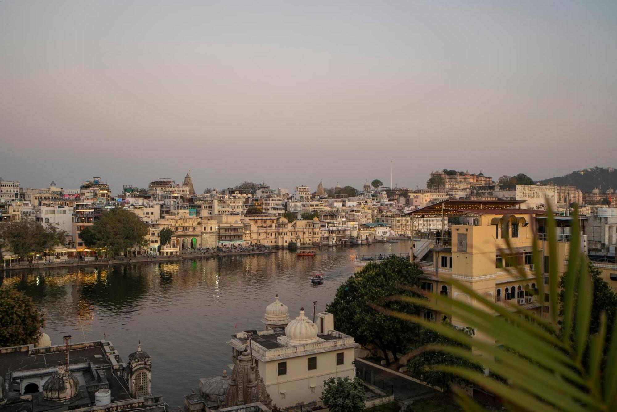 Dera Pichola- A Lake Facing Boutique Hotel Удайпур Екстер'єр фото
