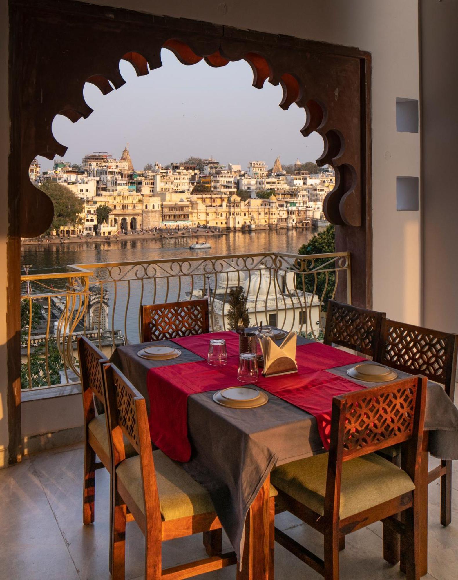 Dera Pichola- A Lake Facing Boutique Hotel Удайпур Екстер'єр фото